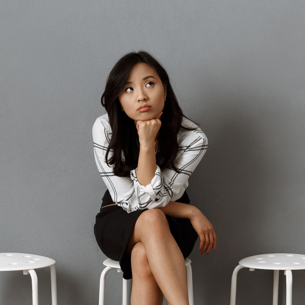 pensativo asiático mujer de negocios a la espera de trabajo entrevista
 - Foto, imagen