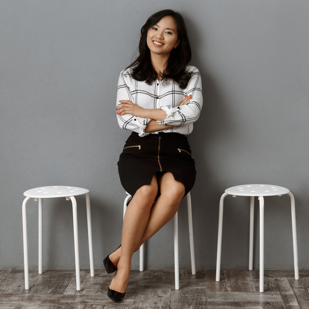 sonriente asiático mujer de negocios con brazos cruzados en espera de trabajo entrevista
 - Foto, imagen