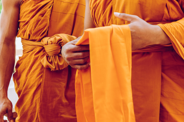 Желтая одежда буддийских монахов, крупный план буддийского монаха
 - Фото, изображение