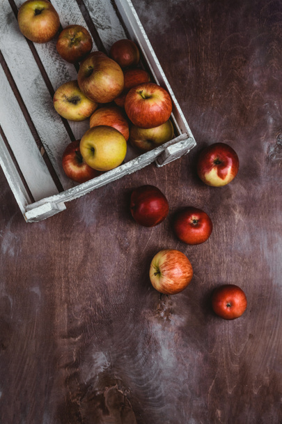 podwyższone widok jabłka w drewnianym pudełku w rustykalnym stylu tabeli  - Zdjęcie, obraz