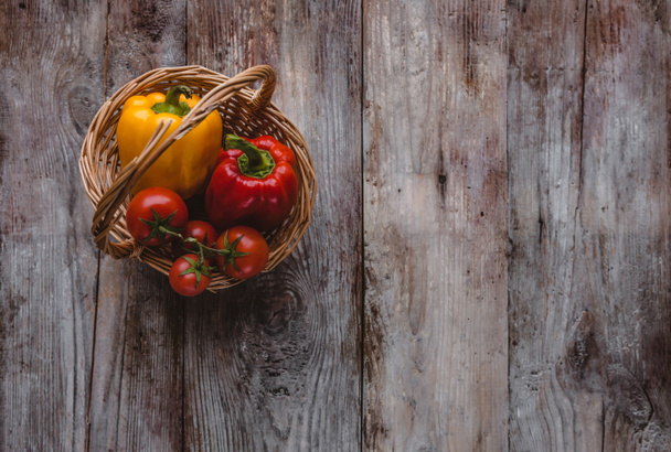 Poivrons et tomates cerises
 - Photo, image