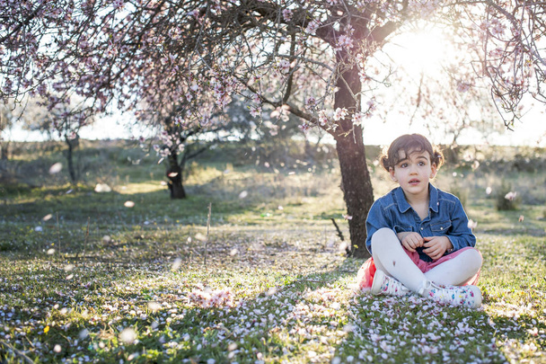 menina posando na flor de amêndoa primavera
 - Foto, Imagem