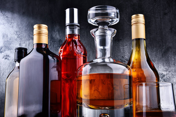 Carafe et bouteilles de boissons alcoolisées assorties
. - Photo, image