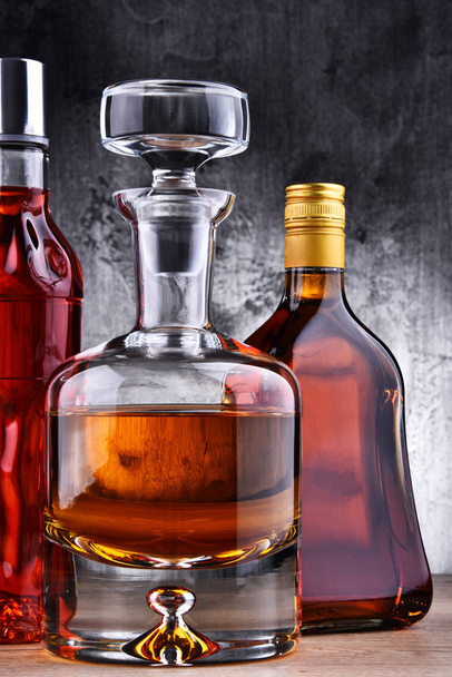 Karafy a láhve nejrůznějších alkoholických nápojů. - Fotografie, Obrázek