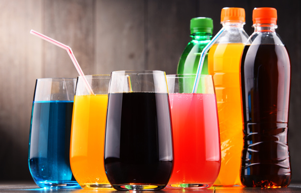 Okulary i butelki różne gazowanych napojów bezalkoholowych - Zdjęcie, obraz