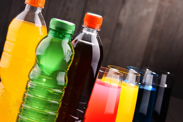 Vasos y botellas de refrescos carbonatados surtidos
 - Foto, imagen