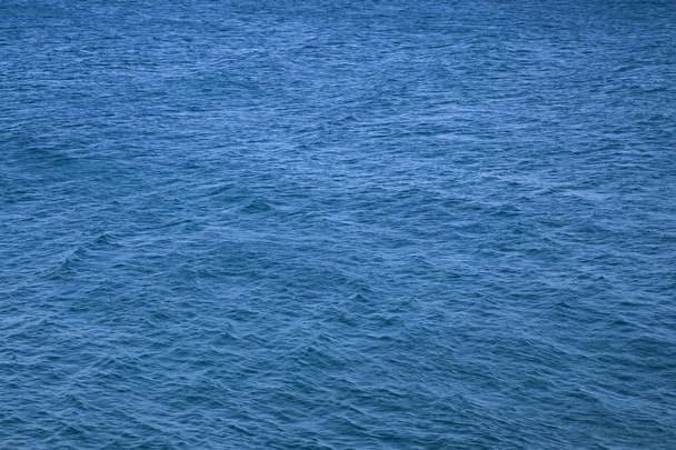 Vista na superfície azul do mar Mediterrâneo
 - Foto, Imagem