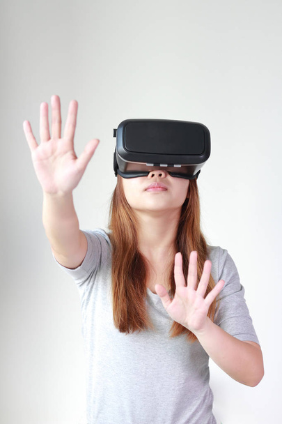 Mujer joven con gafas de realidad virtual en casa
. - Foto, imagen