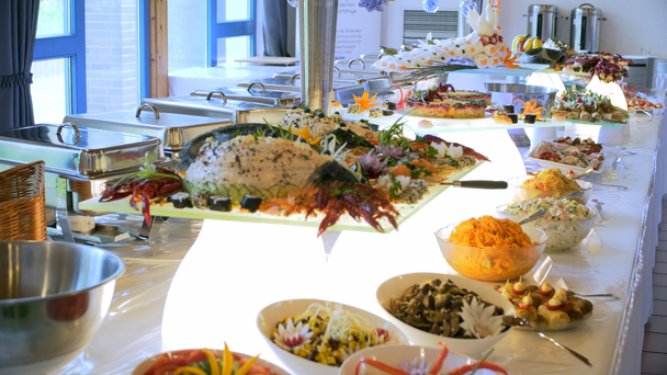 Az ebéd és a vacsora svédasztalos vonal - Felvétel, videó