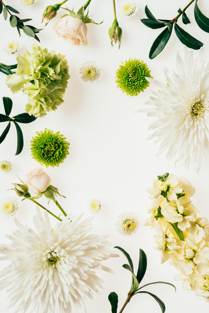 κάτοψη του διάφορα πράσινα και άσπρα λουλούδια σε λευκό - Φωτογραφία, εικόνα