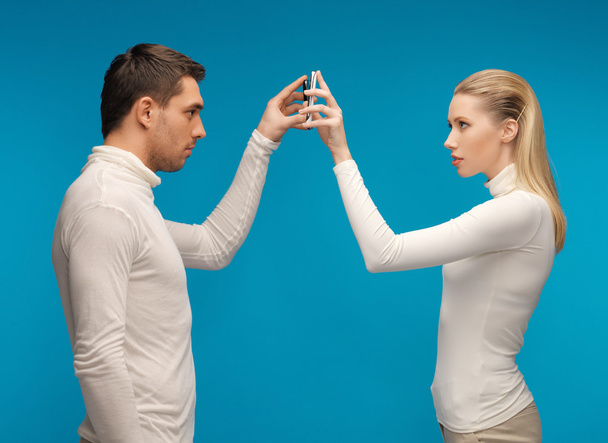 Uomo e donna con gadget moderni
 - Foto, immagini