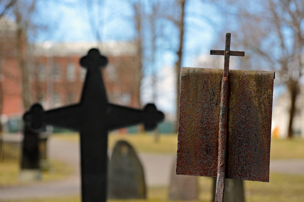 Een oude kruis in een oude kerkhof - Foto, afbeelding