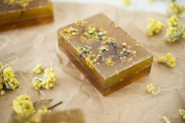 Мыльные батончики ручной работы коричневого и желтого цвета с медом и травами
 - Фото, изображение