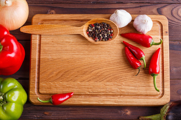 Food background with chopping board, spices and vegetables. Free - Фото, изображение