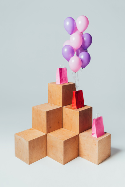 красные и розовые пакеты для покупок с воздушными шарами, концепция летней продажи
 - Фото, изображение