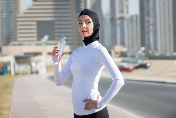Arab nő edzéseket a szabadban végzi - Fotó, kép