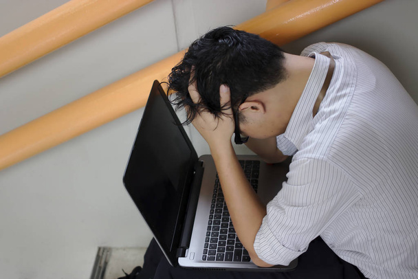 Widok boczny zmęczony mylić młody azjatycki biznes człowiek pokrywa twarz rękami - Zdjęcie, obraz