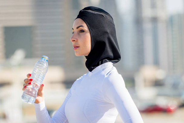 Arabian woman training outdoors - Foto, Imagen