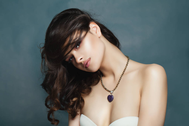 Sexy brunetka Model s tmavě vlnité vlasy a drahokam náhrdelník - Fotografie, Obrázek