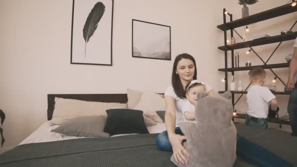Young Mother and cute daughter having fun in bedroom, slow motion - Filmmaterial, Video