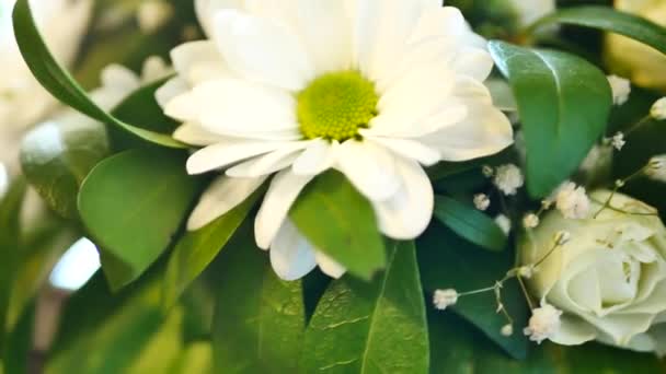 weiße Blüten und grüne Blätter im Brautstrauß bei der Hochzeit - Filmmaterial, Video