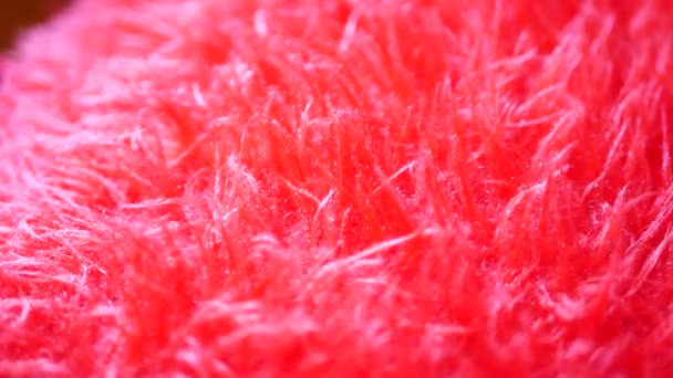 その質感を明らかに真のマクロで赤のマイクロ繊維の布を閉じる - 映像、動画