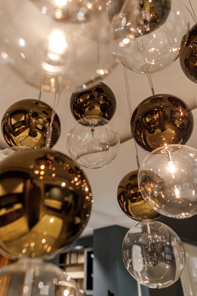 Lámpara de araña esférica brillante moderna decorativa
  - Foto, Imagen