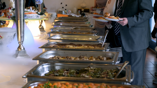 Az ebéd és a vacsora svédasztalos vonal - Felvétel, videó