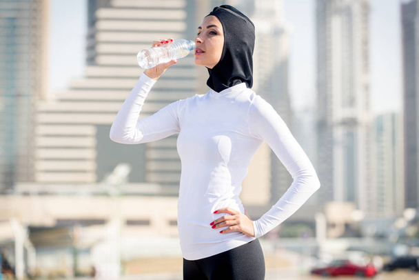 Arabian woman training outdoors - 写真・画像