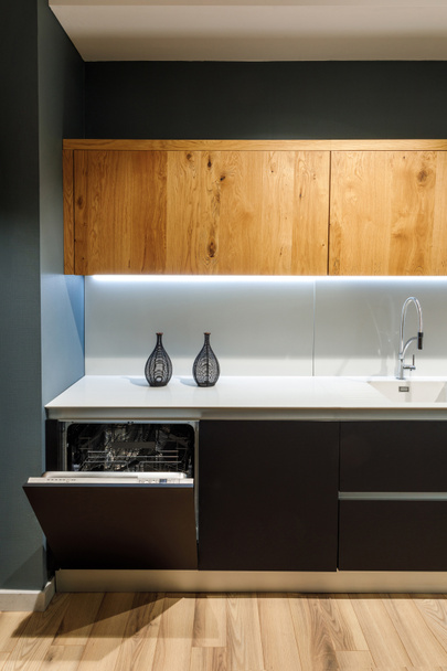Wnętrze nowoczesna kuchnia z wbudowaną zmywarka - Zdjęcie, obraz