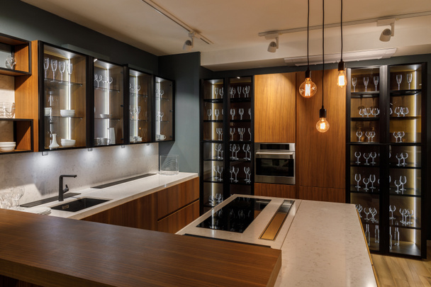 Belső tér modern konyha szekrények üveg és dekorációs izzók - Fotó, kép