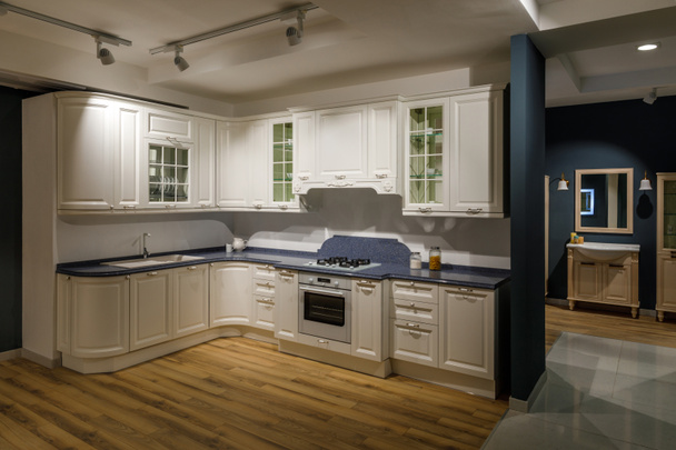 Interior de la cocina renovada en tonos blanco y azul
 - Foto, Imagen