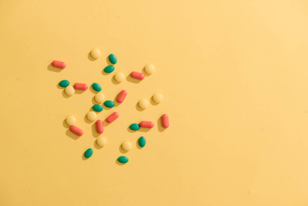 Pilules colorées sur fond jaune
 - Photo, image