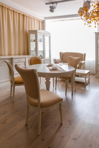 Sala de jantar em tons claros com mesa e cadeiras
 - Foto, Imagem