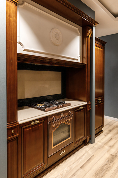 Stylová kuchyně s elegantní dřevěnou přepážkou a kamna - Fotografie, Obrázek