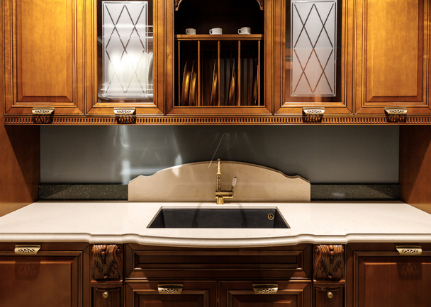 Відремонтований інтер'єр кухні з раковиною в вінтажному стилі
 - Фото, зображення
