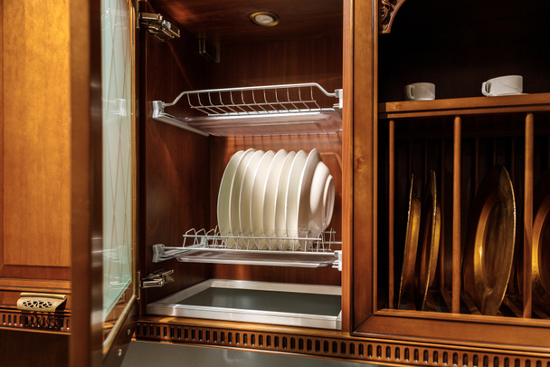 Стильна кухня з елегантним посудом в шафі
 - Фото, зображення