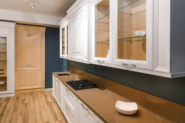 Interiér moderní kuchyně se stylovým designem a sporák na pult - Fotografie, Obrázek