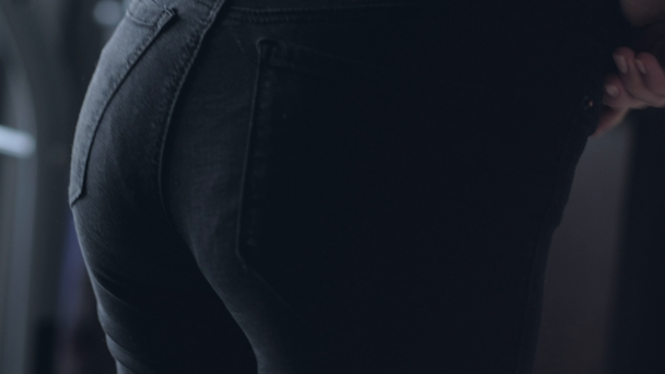 A menina esbelta usa jeans no cu em roupa interior Lacy
. - Filmagem, Vídeo