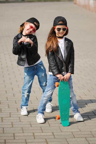 stylowe śmieszne małe dziewczyny na ulicy - Zdjęcie, obraz