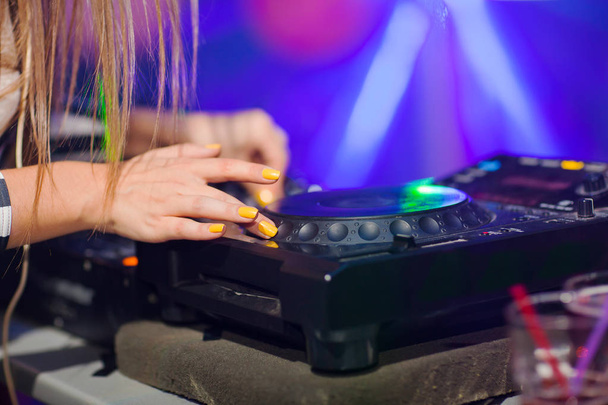 DJ mixing music on console at the night club - Foto, afbeelding