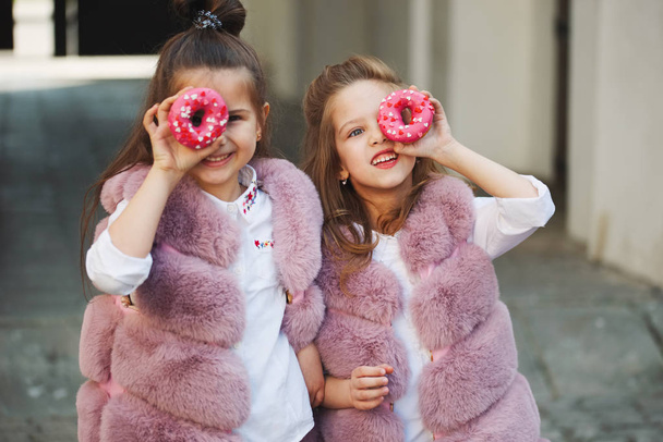 stylish funny little girls on the street - Fotografie, Obrázek