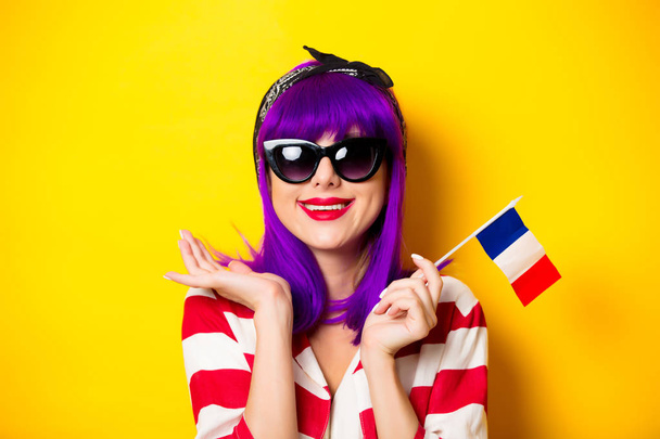 フランスの国旗を保持している紫の髪の少女 - 写真・画像