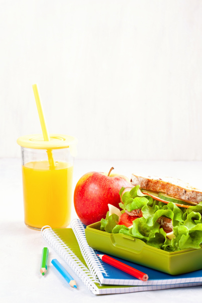 Vers broodje en apple voor gezonde lunch in de kunststof Lunchbox - Foto, afbeelding