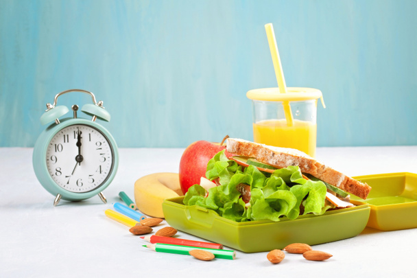 Sandwich fresco y manzana para un almuerzo saludable en la lonchera de plástico
 - Foto, Imagen
