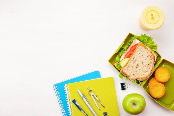Taze sandviç ve plastik öğle yemeği kutusu içinde sağlıklı öğle yemeği için elma - Fotoğraf, Görsel