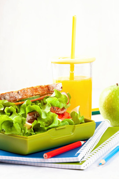 frisches Sandwich und Apfel für ein gesundes Mittagessen in der Lunchbox aus Kunststoff - Foto, Bild