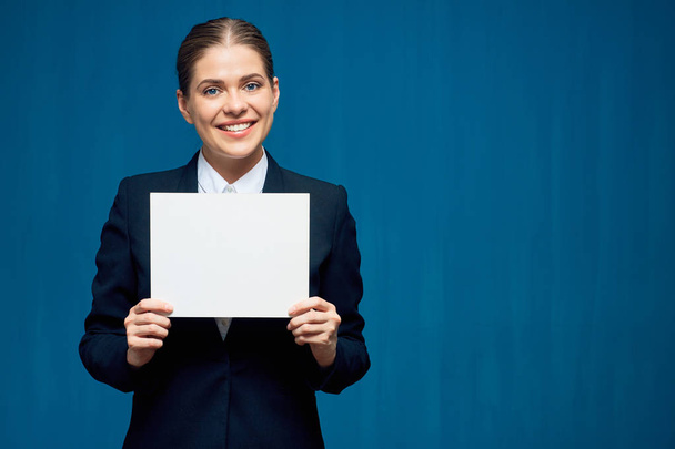 Smiling business woman holding sign card. - Valokuva, kuva