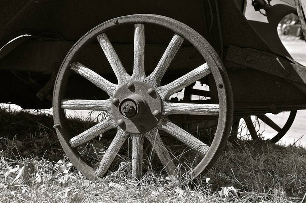 Vieja rueda redonda de madera en un remolque con radios. (blanco y negro
) - Foto, imagen