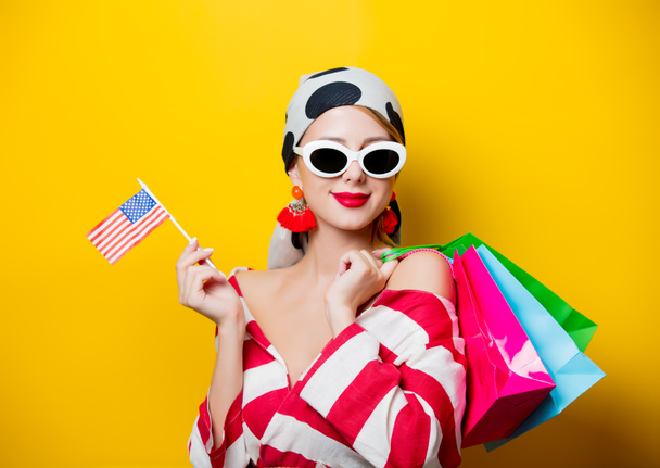 Femme avec drapeau américain et sacs à provisions
 - Photo, image